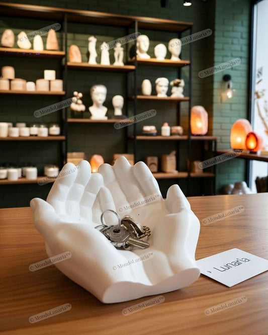 Tra le mani  - svuota tasche in gesso ceramico